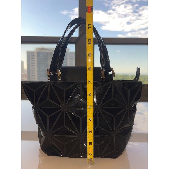 Medium Size Geometric Design Black - Picture 8 of 16